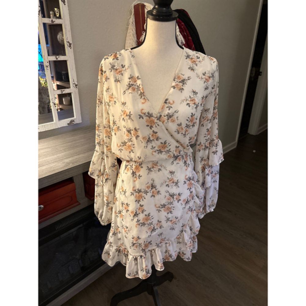 Aakaa floral wrap dress size medium white‎ pink long sleeve